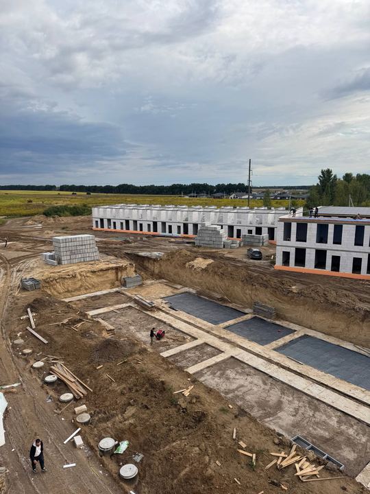 Хід будівництва, вересень 2026: фундаменти наступної черги та готові таунхауси