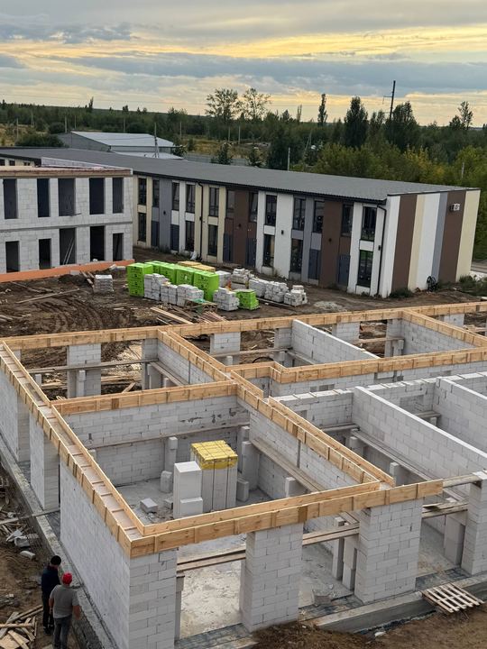 Хід будівництва, вересень 2026: кладка стін таунхаусів, вид згори