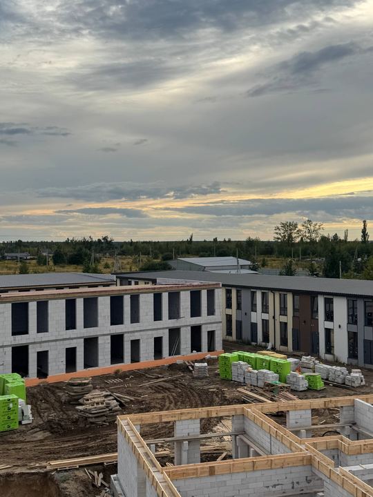 Хід будівництва, вересень 2026: готові таунхауси та стіни наступної секції