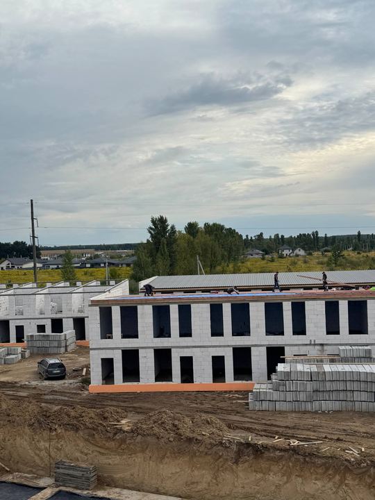 Хід будівництва, вересень 2026: ряд таунхаусів з оздобленим фасадом